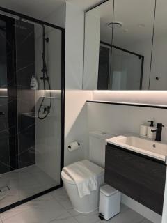 FREE Parking Modern 2 bedrooms Apt for Family or Business - 6