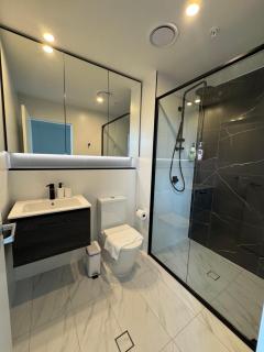 FREE Parking Modern 2 bedrooms Apt for Family or Business - 5