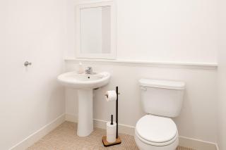 Charming 1-Bed Home in Aberdeen - 9