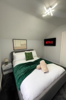 Hale Barnes- Luxury 3BDR Home, Driveway, Garden - 7