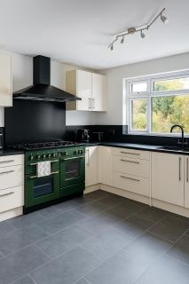 Elegant Hale Home 6 Mins to Airport with Driveway & Garden Sleeps 7 - Ashley - 5