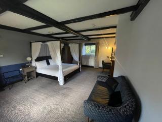 Cwrt Bleddyn Hotel & Spa - 3