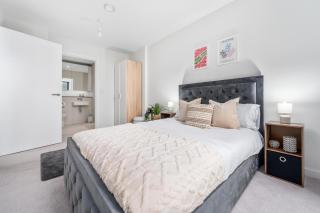 Modern City Apartment, Stylish Stay with Views in a Buzzing Area, Sleeps 5 - 3