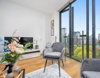 Stay in Style, City Views, Modern Comfort, Room for 5 - 0