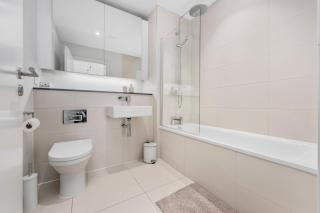 Modern City Apartment, Stylish Stay with Views in a Buzzing Area, Sleeps 5 - 1