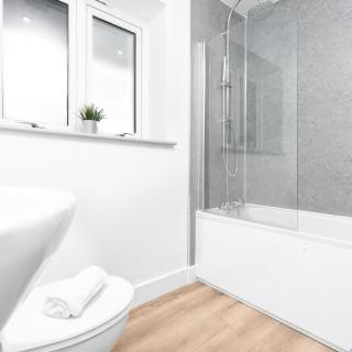 Stylish 2Bed Apartment - Fast Wi-fi - Smethwick - Balcony - Parking 5MC - 1