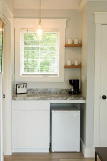 Picturesque Tiny House Rental Ideal for Glamping in New Hampshire - 9