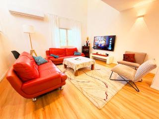 Spacious 3BD Penthouse with Rooftop & Parking - 0
