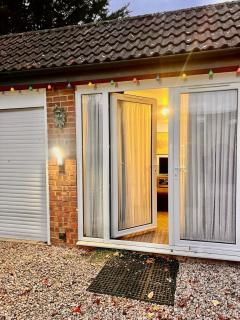 The Spinney - A Cozy One-Bedroom Flat - Sleeps 2 - 7