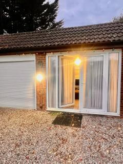 The Spinney - A Cozy One-Bedroom Flat - Sleeps 2 - 5