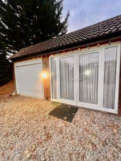 The Spinney - A Cozy One-Bedroom Flat - Sleeps 2 - 3