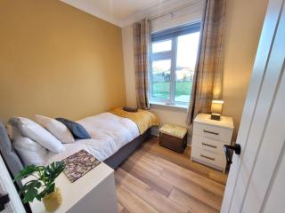 Seaside Family Escape- Cosy bungalow with large private garden- Pets Welcome - 3