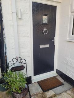 Modern 2 bed pet friendly Bungalow near countryside and a short drive to seafront- with large private garden by Catchpole Stays - 3