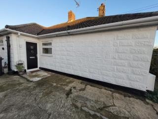 Modern 2 bed pet friendly Bungalow near countryside and a short drive to seafront- with large private garden by Catchpole Stays - 4