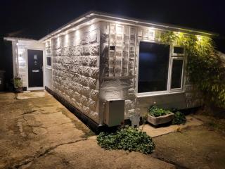 Modern 2 bed pet friendly Bungalow near countryside and a short drive to seafront- with large private garden by Catchpole Stays - 5