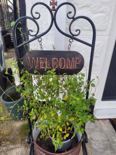 Modern 2 bed pet friendly Bungalow near countryside and a short drive to seafront- with large private garden by Catchpole Stays - 2