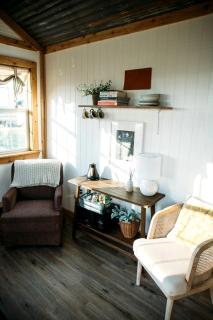 Rustic Tiny House Rental for Weekend Getaways from Dallas - 9