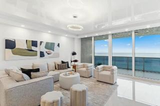 Luxurious Four-Bedroom Oceanfront Apartment with Private Balcony - 0