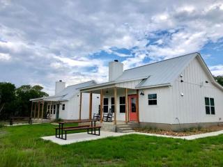 Cozy Cabin in the Texan Countryside for Glamping Vacations in Wimberley - 1