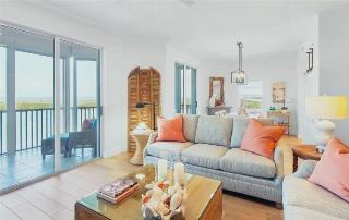 Bright Three-Bedroom Beachfront Apartment with Bay Views - 4