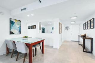 Elegant Two-Bedroom Oceanfront Penthouse with Private Balcony - 4