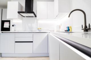 The Kingsmead Loft - Stylish 1BR Top Floor Apt with King or Twin Beds & Free Secure Underground Parking, Central High Wycombe HP13, Sleeps 3 - 9