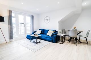 The Kingsmead Loft - Stylish 1BR Top Floor Apt with King or Twin Beds & Free Secure Underground Parking, Central High Wycombe HP13, Sleeps 3 - 8