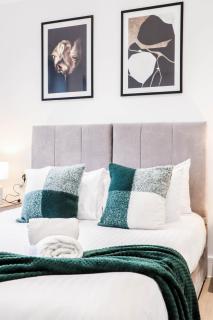 The Kingsmead Loft - Stylish 1BR Top Floor Apt with King or Twin Beds & Free Secure Underground Parking, Central High Wycombe HP13, Sleeps 3 - 7