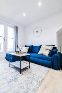 The Kingsmead Loft - Stylish 1BR Top Floor Apt with King or Twin Beds & Free Secure Underground Parking, Central High Wycombe HP13, Sleeps 3 - 6