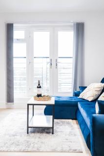 The Kingsmead Loft - Stylish 1BR Top Floor Apt with King or Twin Beds & Free Secure Underground Parking, Central High Wycombe HP13, Sleeps 3 - 4