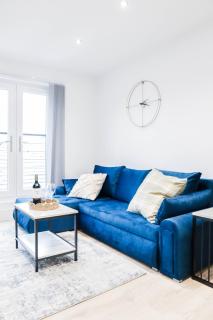 The Kingsmead Loft - Stylish 1BR Top Floor Apt with King or Twin Beds & Free Secure Underground Parking, Central High Wycombe HP13, Sleeps 3 - 3