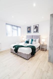 The Kingsmead Loft - Stylish 1BR Top Floor Apt with King or Twin Beds & Free Secure Underground Parking, Central High Wycombe HP13, Sleeps 3 - 2