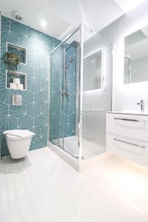 The Kingsmead Loft - Stylish 1BR Top Floor Apt with King or Twin Beds & Free Secure Underground Parking, Central High Wycombe HP13, Sleeps 3 - 8