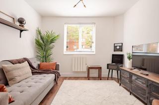 Frankies Borough Apartment - 8