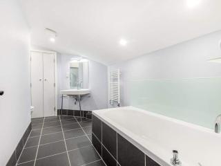 Top Floor View 3-Bed Apartment for 10 guests in Paddington - 2