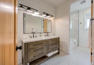 Stylish Seattle farmhouse plus Bonus suite and amazing views - 2