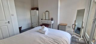 Restful Harbourside Apartment with Garden - 8