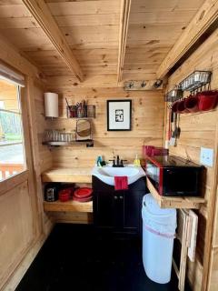Secluded, Pet Friendly Cabin near Denali National Park with Mountain and Lake Views, Perfect for an Alaskan Escape - Cantwell - 2