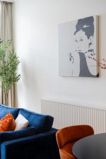 Elegant Kensington Flat with Designer Interiors - 8