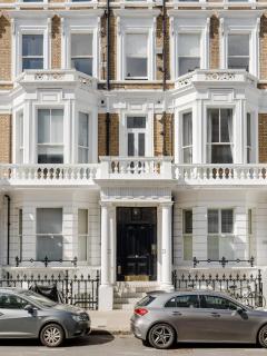 Elegant Kensington Flat with Designer Interiors - 7