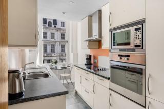 Elegant Kensington Flat with Designer Interiors - 4