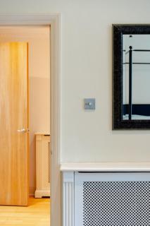 Elegant Kensington Flat with Designer Interiors - 3
