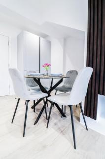 The Booker Retreat - Bright 1BR Top Floor Apt with Free Secure Underground Parking - 6