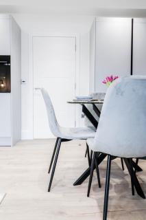 The Booker Retreat - Bright 1BR Top Floor Apt with Free Secure Underground Parking - 1