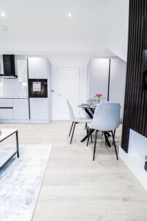 The Booker Retreat - Bright 1BR Top Floor Apt with Free Secure Underground Parking - 0