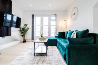 The Booker Retreat - Bright 1BR Top Floor Apt with Free Secure Underground Parking - 3