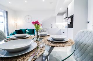 The Booker Retreat - Bright 1BR Top Floor Apt with Free Secure Underground Parking - 2