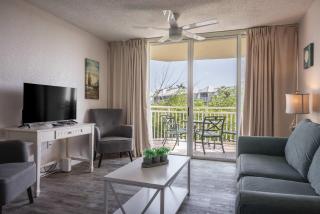 Tortuga Suite at Sunrise Suites Resort - Heated Pool, Hot Tub & Free Parking - 3