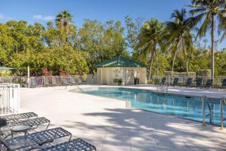 Tortuga Suite at Sunrise Suites Resort - Heated Pool, Hot Tub & Free Parking - 6