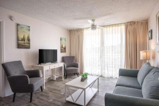 Tortuga Suite at Sunrise Suites Resort - Heated Pool, Hot Tub & Free Parking - 1